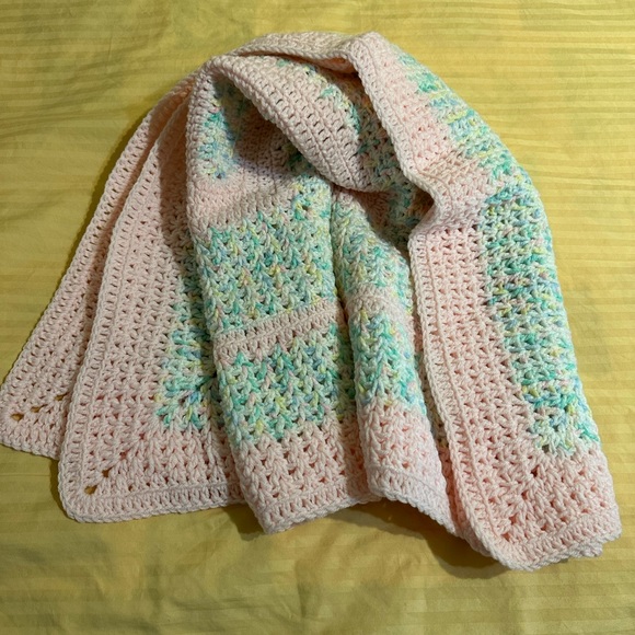 Baby blanket. Hand crochet. Soft pastel colors. - Picture 8 of 9